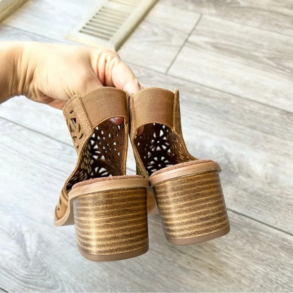 ANDRE CARIOCA CAMEL  LASER CUTOUT BOOTIE SANDAL - Picture 4 of 13